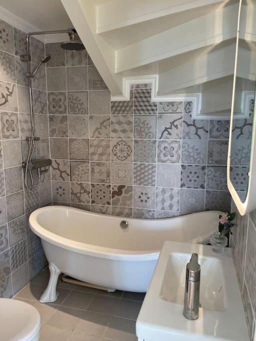 Gard Med Egen Sjoe Med Bryggbat, Nyrenoverat! Katrineholm Dış mekan fotoğraf